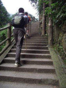 hiking-on-mount-emei_0